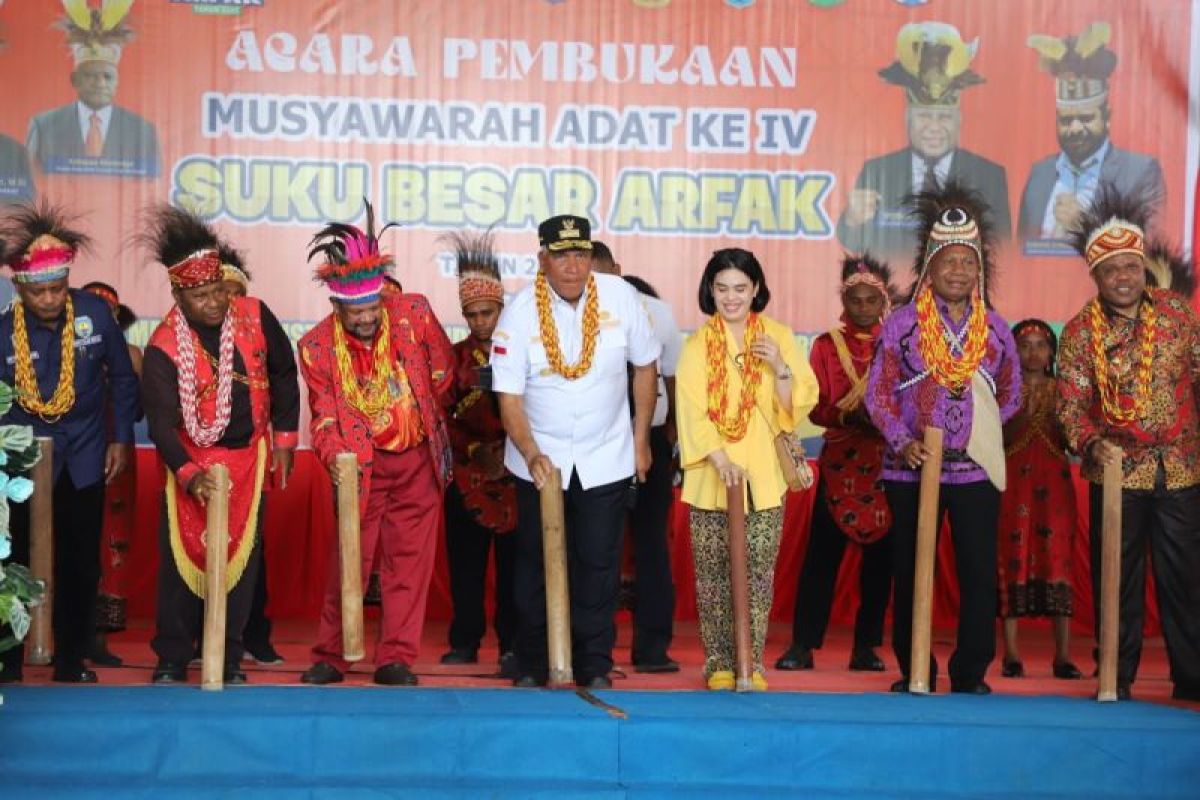 Gubernur ajak Suku Besar Arfak sukseskan program pembangunan daerah