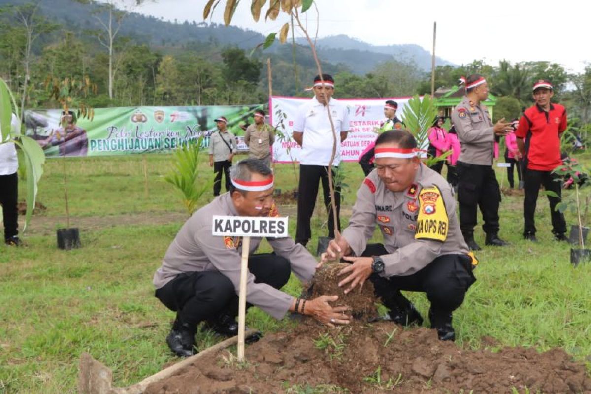 Ratusan personil TNI Polri aksi tanam pohon di lahan kritis