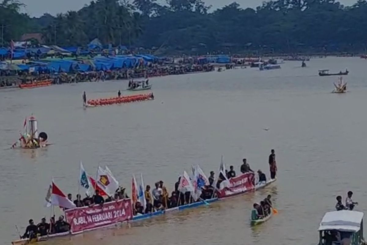 Saat Festival Pacu Jalur, KPU Riau layarkan perahu jalur berbendera parpol sosialisasikan Pemilu 2024