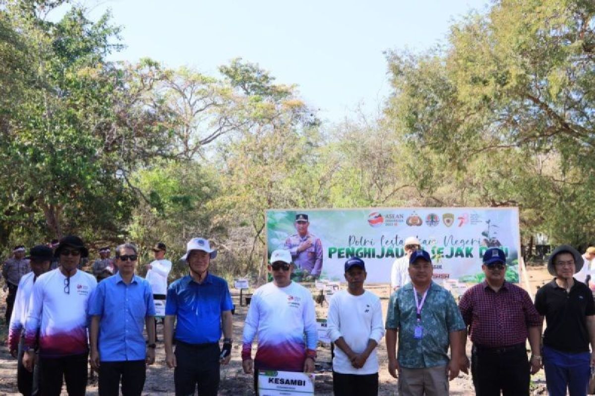 Kapolri dan delegasi AMMTC Ke-17 lakukan penanaman pohon di Pulau Rinca NTT