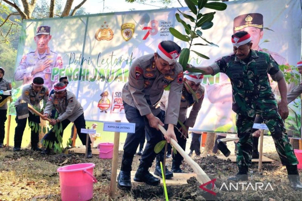 Polda Jateng tanam bibit pohon hijaukan tepian Waduk Jatibarang Semarang