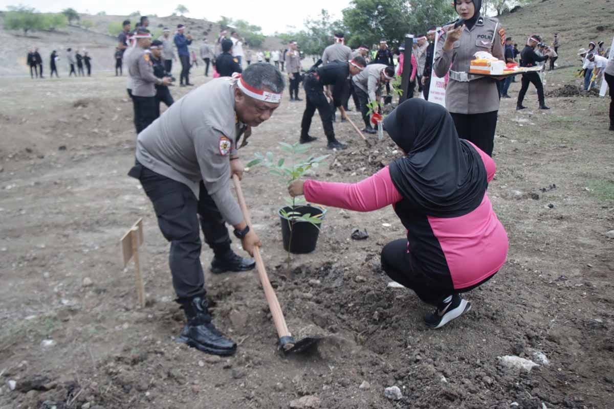 Polda Aceh beserta Bhayangkari tanam pohon frutikultur