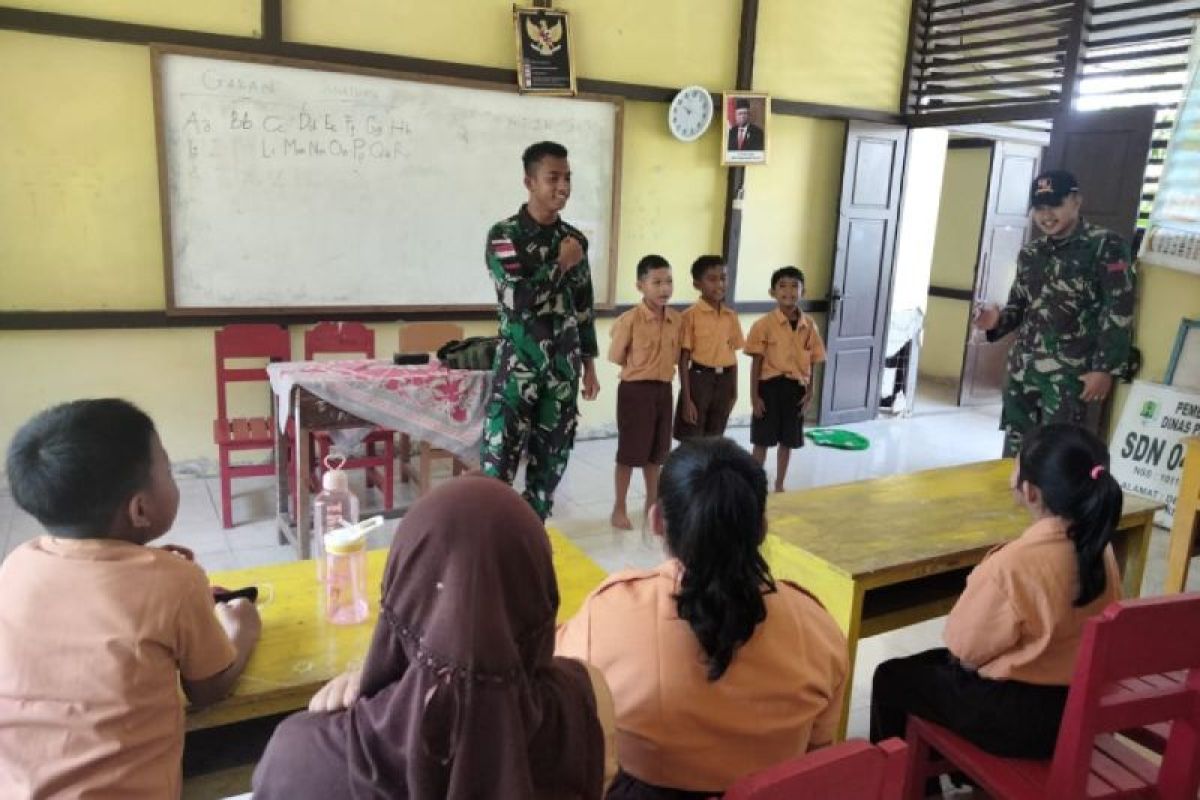 Satgas Pamtas bantu mengajar di SDN Merakai Panjang batas RI-Malaysia