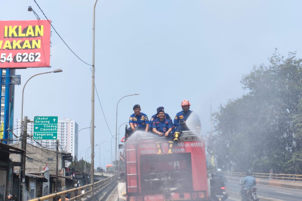 Kurangi polusi, BPBD Kota Tangerang kerahkan 20 armada semprot jalan