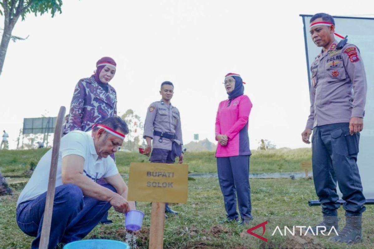 Bupati Solok bersama Polres Solok ikut lakukan penanaman pohon serentak