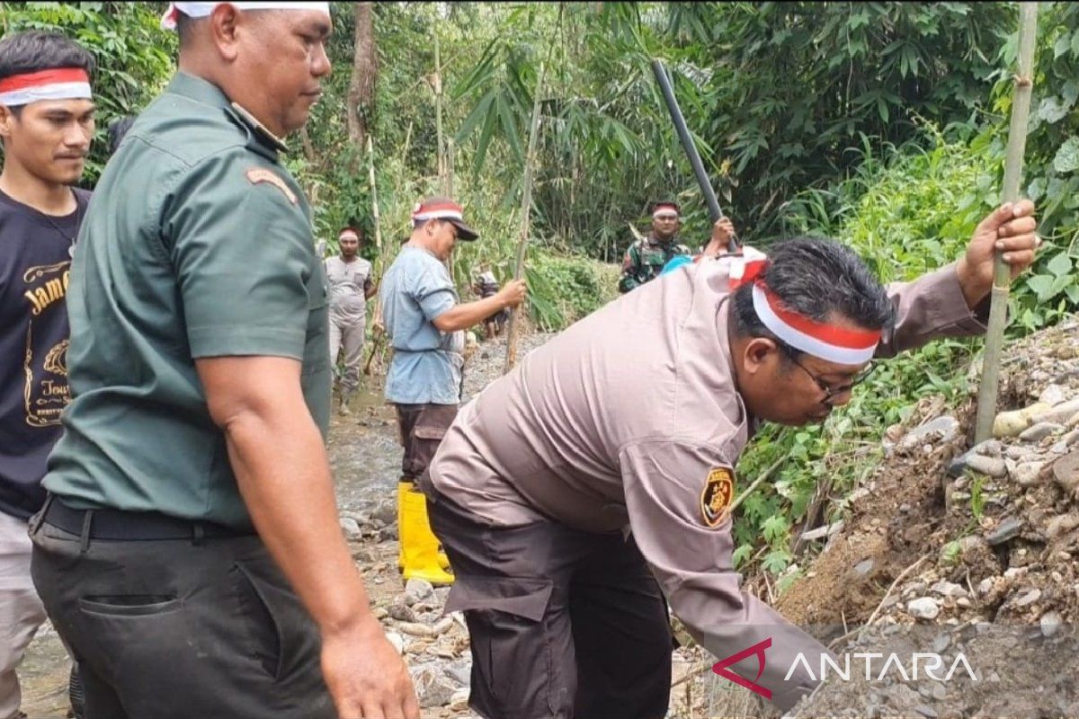 Antisipasi erosi, Polsek Barumun tanam batang pohon bambu dibantaran sungai