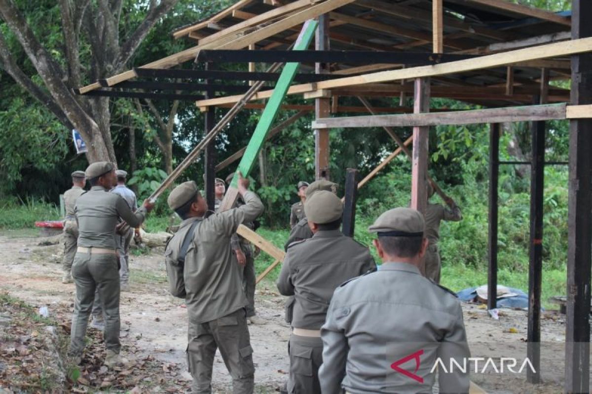 Satpol Pp Penajam Bongkar Bangunan Di Tanah Pemerintah Antara News