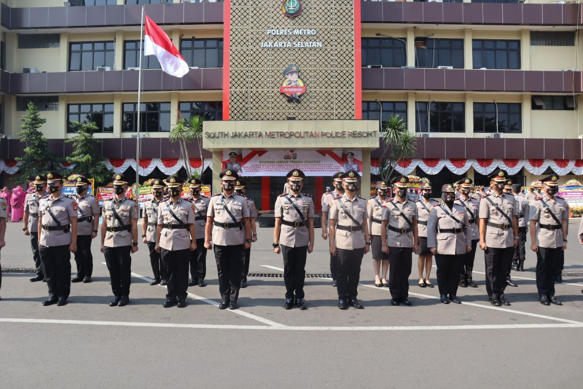 Polres Jaksel  upacara serah terima jabatan pejabat utama dan Kapolsek