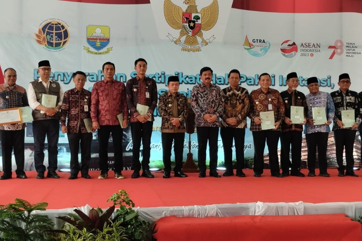 Menteri ATR memberikan sertifikat aset ke Pemkot Jambi