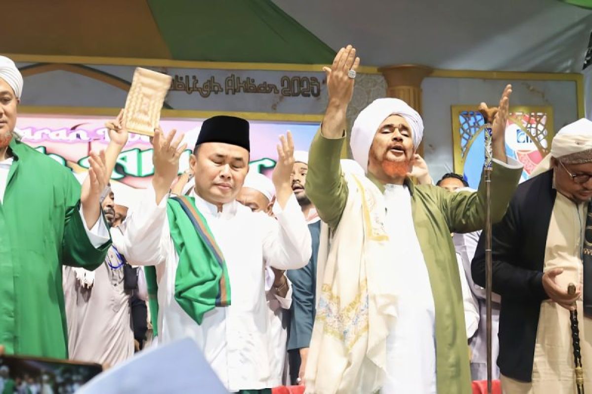 Tabligh Akbar  Al Habib Umar Bin Hafidz doakan Indonesia diberi keberkahan