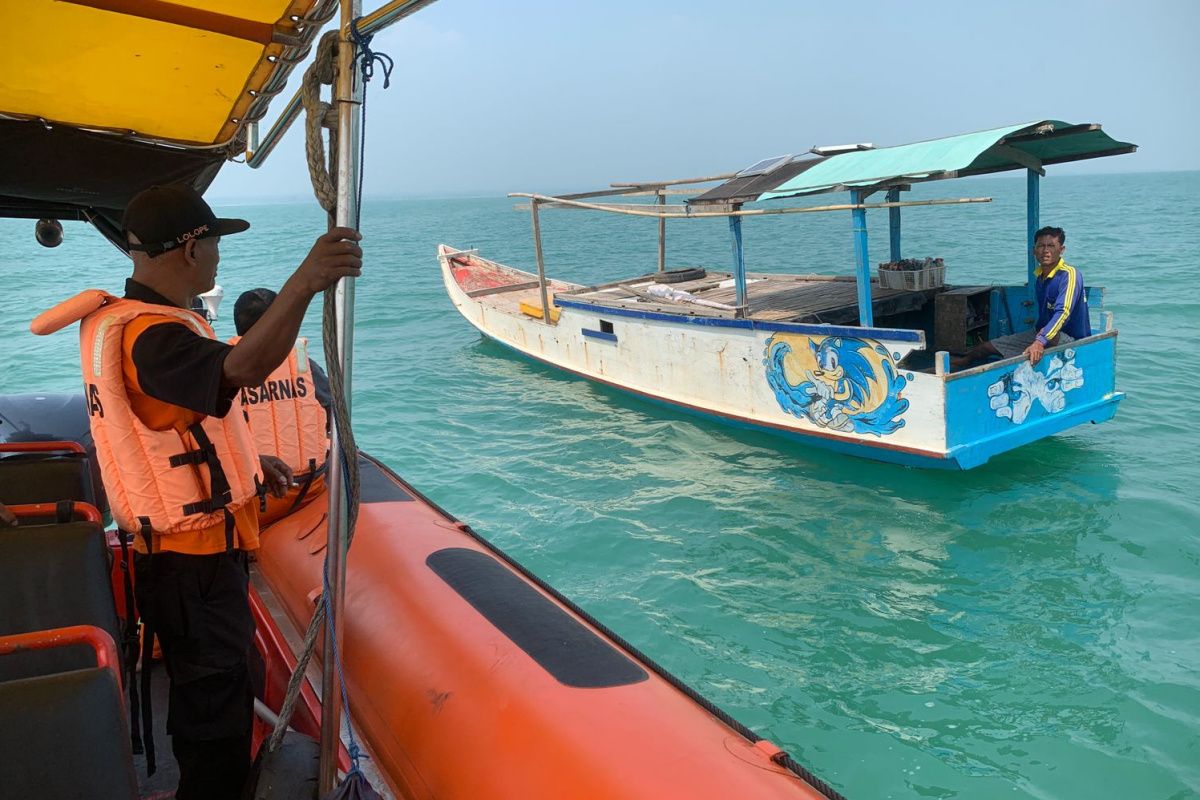 Tiga nelayan diselamatkan setelah empat hari terombang-ambing di laut akibat kapal alami kebocoran