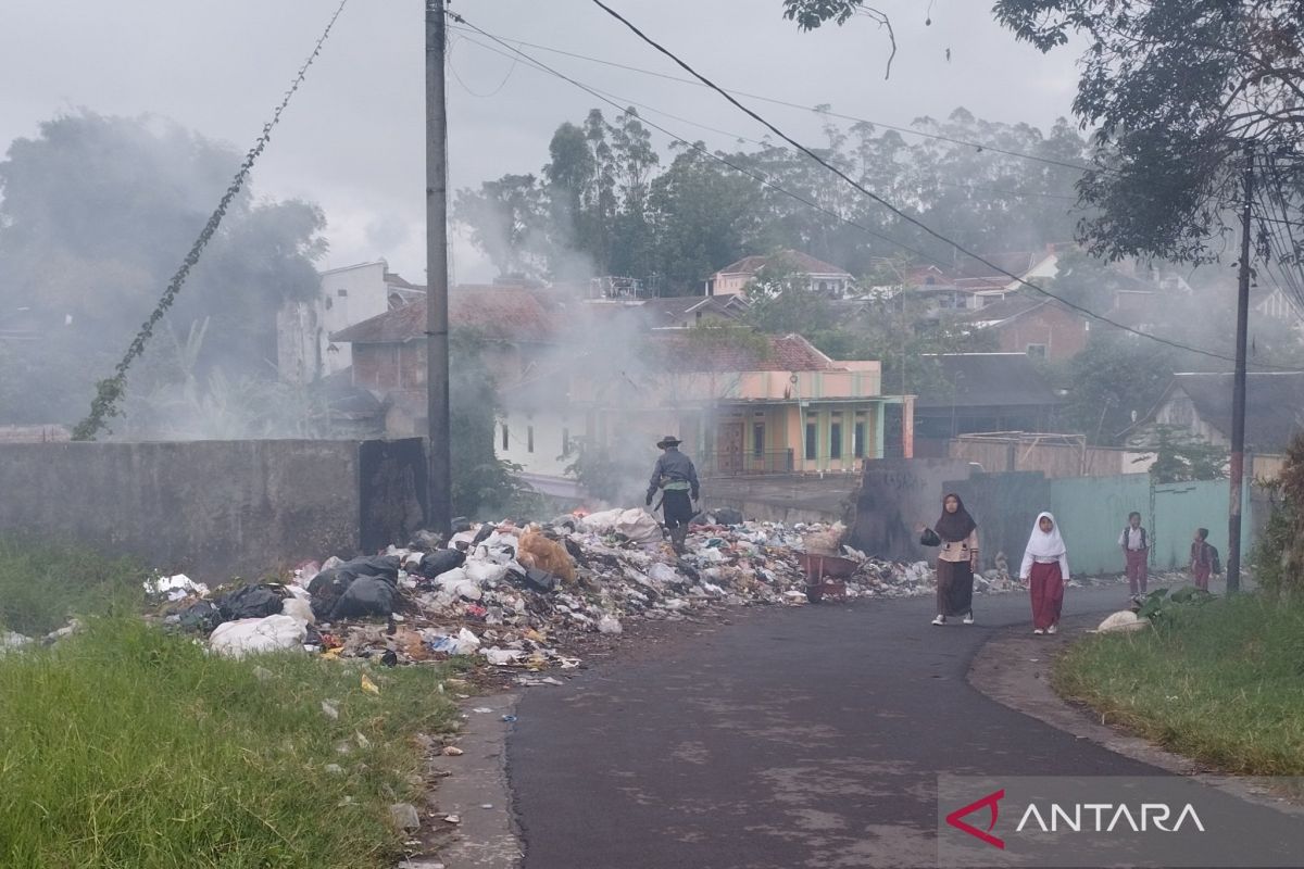 Pemkab Garut larang warga bakar sampah karena bahaya bagi kesehatan