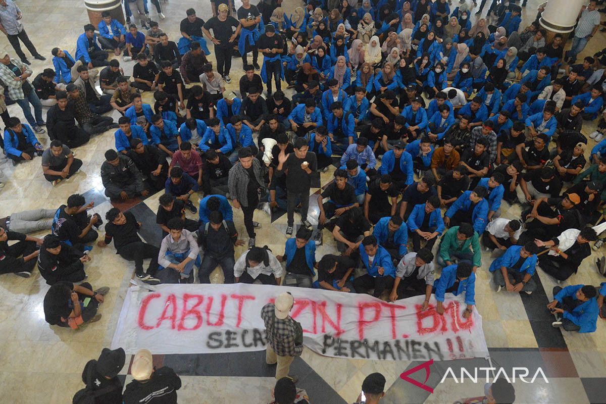 FOTO - Demo mahasiswa menuntut tutup usaha tambang di Aceh