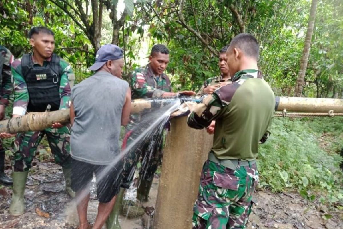 Satgas Yonif 310 bantu kebutuhan air bersih warga di perbatasan Papua