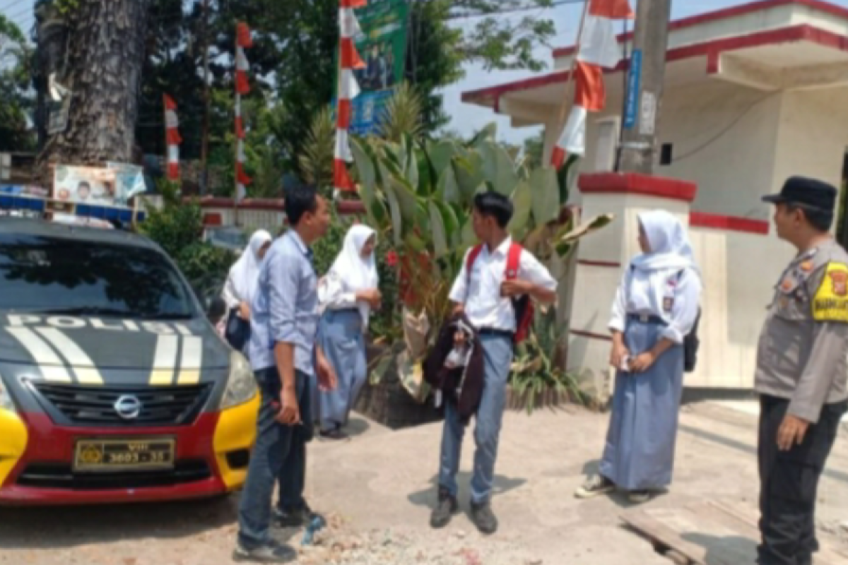 Polisi Karawang patroli rutin saat jam pulang sekolah cegah kenakalan remaja