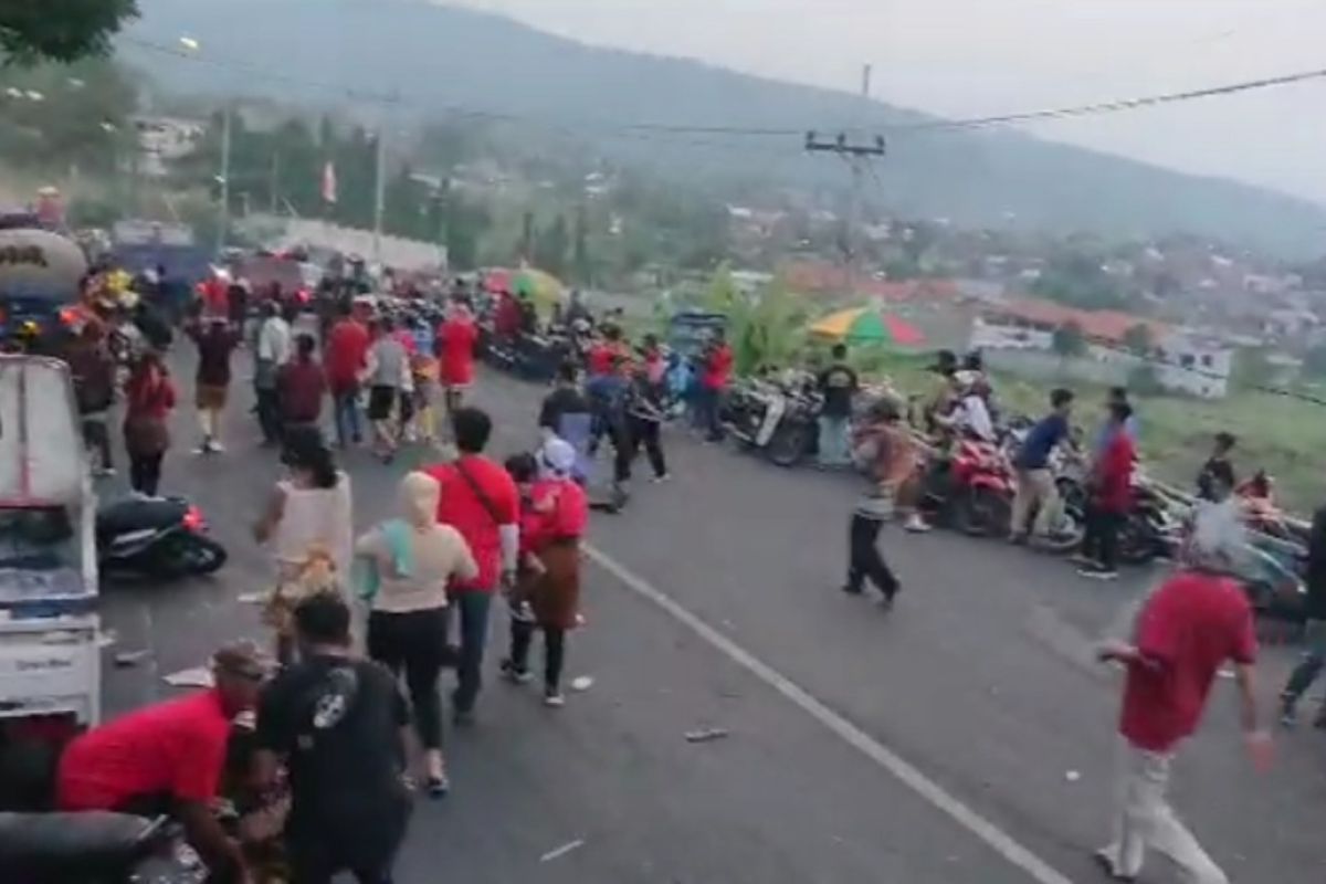 Dua orang tewas akibat truk tangki tabrak penonton karnaval di Pacet