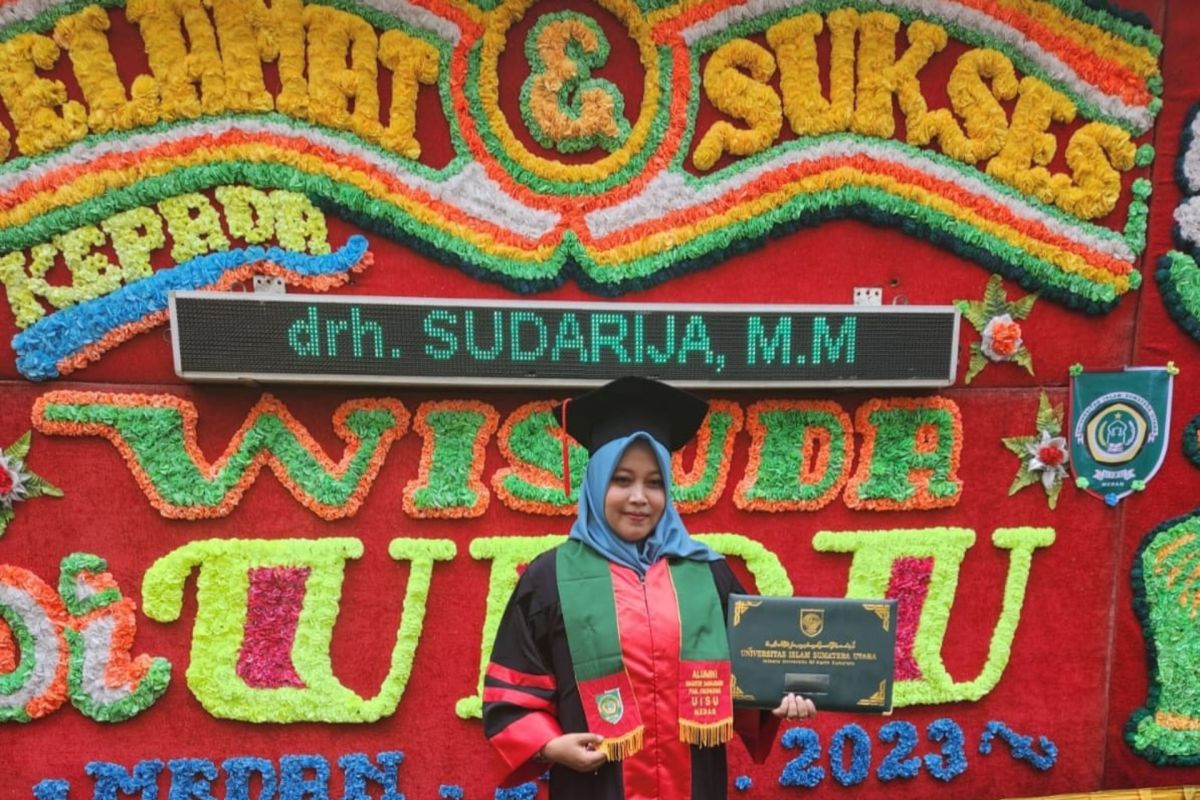 Setelah ikuti wisuda UISU Kadis Pertanian Labura resmi sandang gelar MM