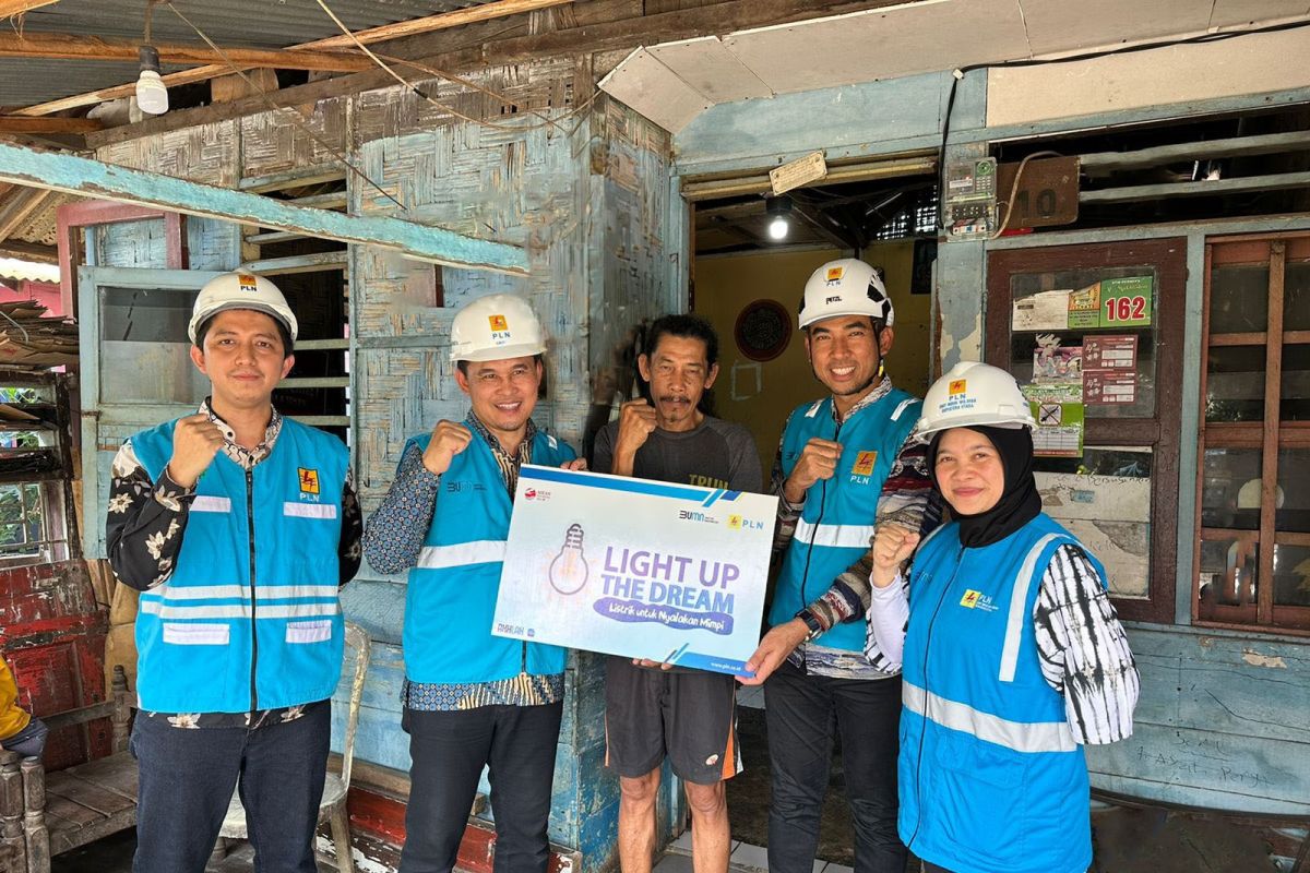 PLN UID Sumut berikan  listrik gratis kepada 41 keluarga kurang mampu
