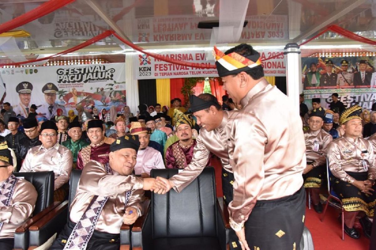BRK Syariah bagikan buku sejarah pacu jalur di ajang Festival Pacu Jalur di Kuansing
