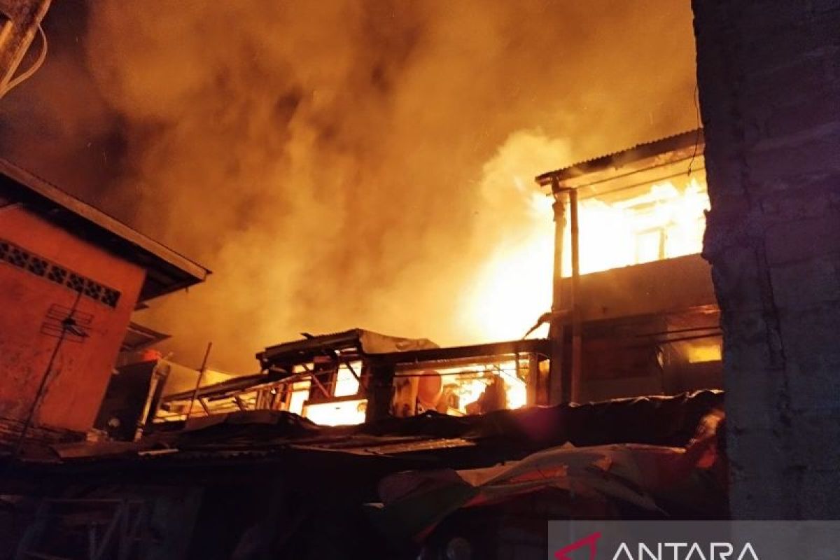 Penyebab kebakaran Petojo diduga karena ledakan kompor gas saat ditinggal main gim