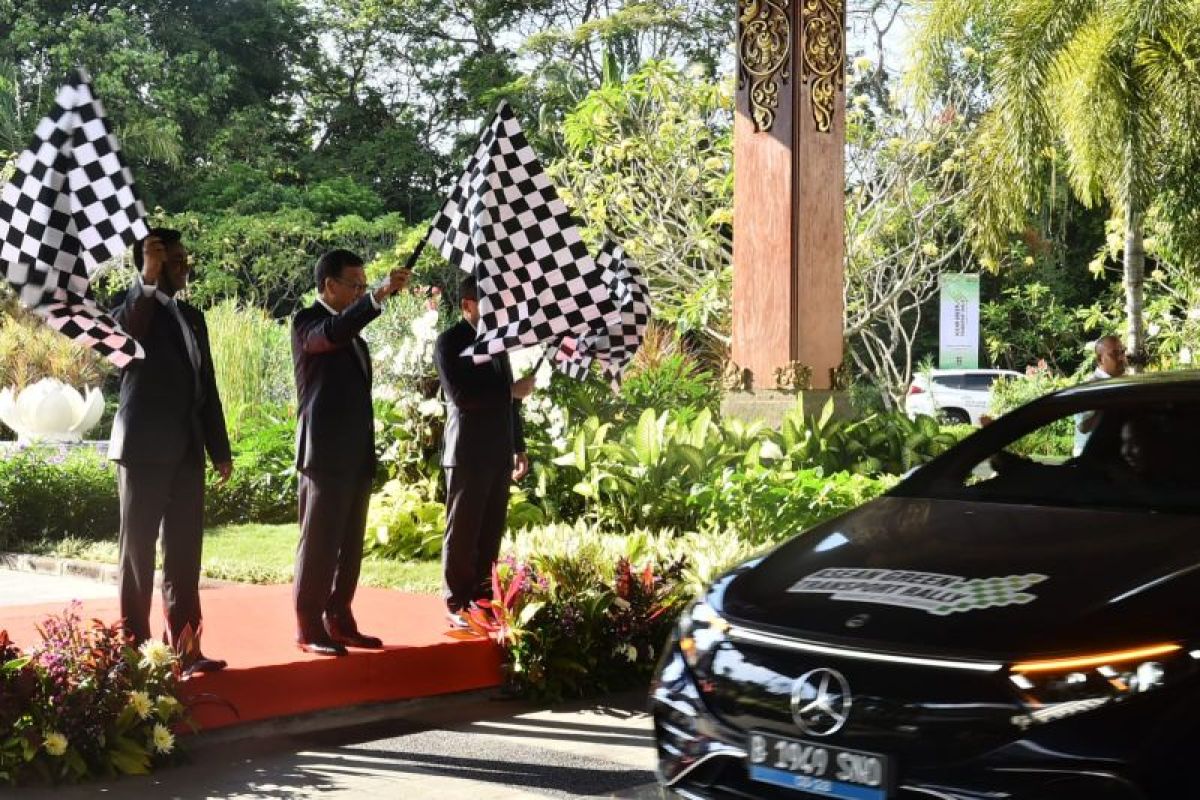 Menteri ESDM Arifin Tasrif sambut peserta konvoi kendaraan ramah lingkungan di Bali