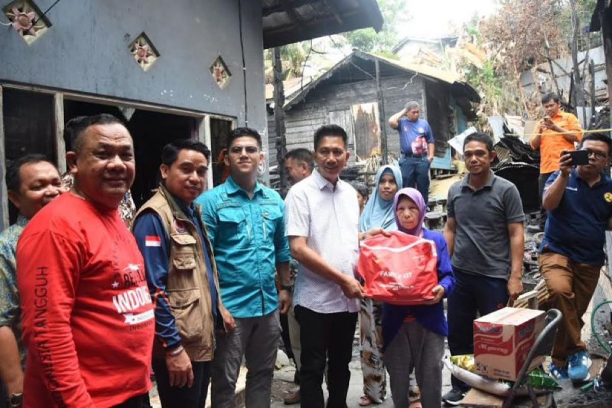 Bupati Barito Utara serahkan bantuan korban kebakaran