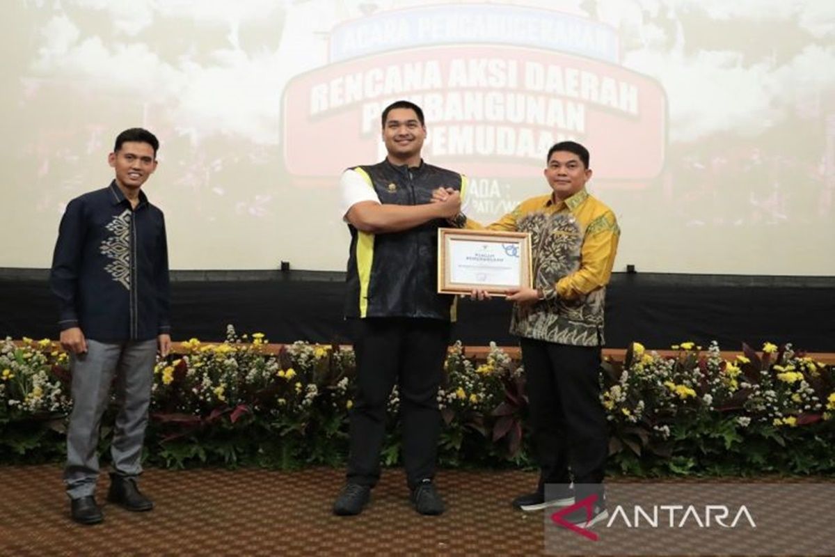 Kotabaru govt receives award from Youth and Sports Minister