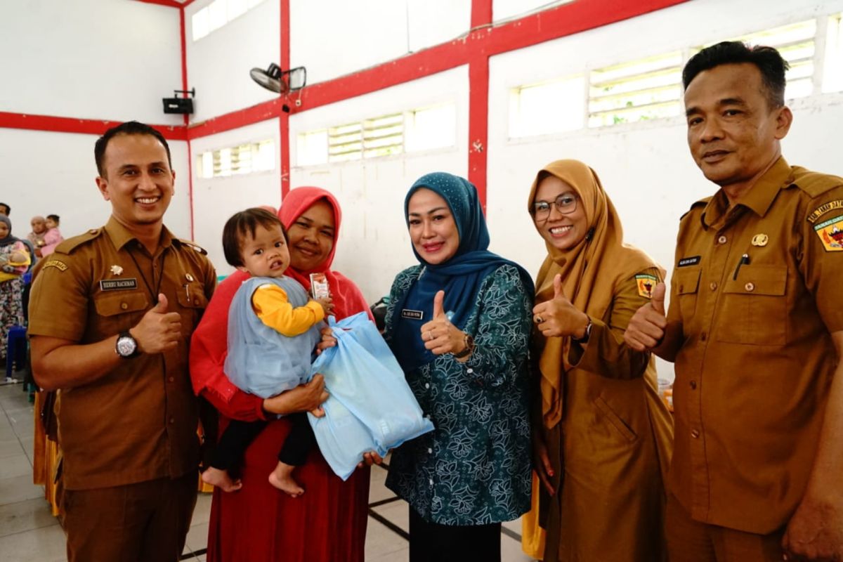 Tim penggerak PKK Tanah Datar bagikan sembako bagi anak stunting