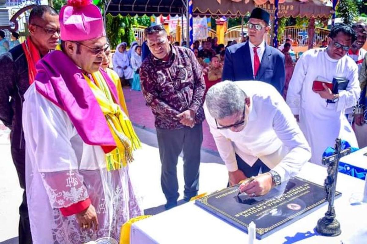 Uskup Amboina Nguttra dan Bupati Malra resmikan Gereja Namar.