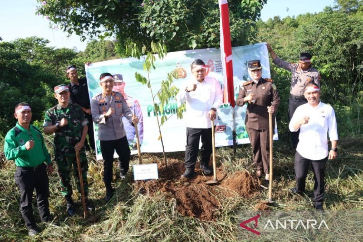 Bupati apresiasi Polres Tapsel tanam pohon untuk jaga lingkungan