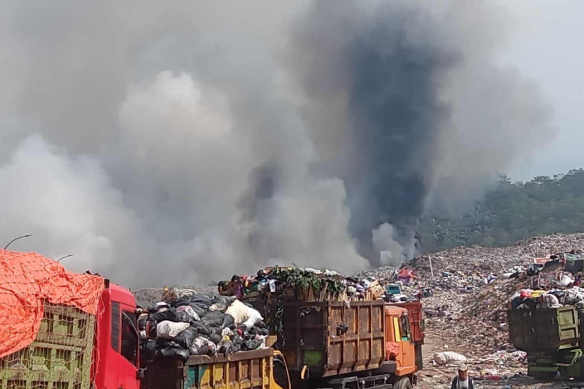 DLH minta stakeholder di Bandung berperan aktif sikapi kebakaran TPA Sarimukti sejak 19 Agustus