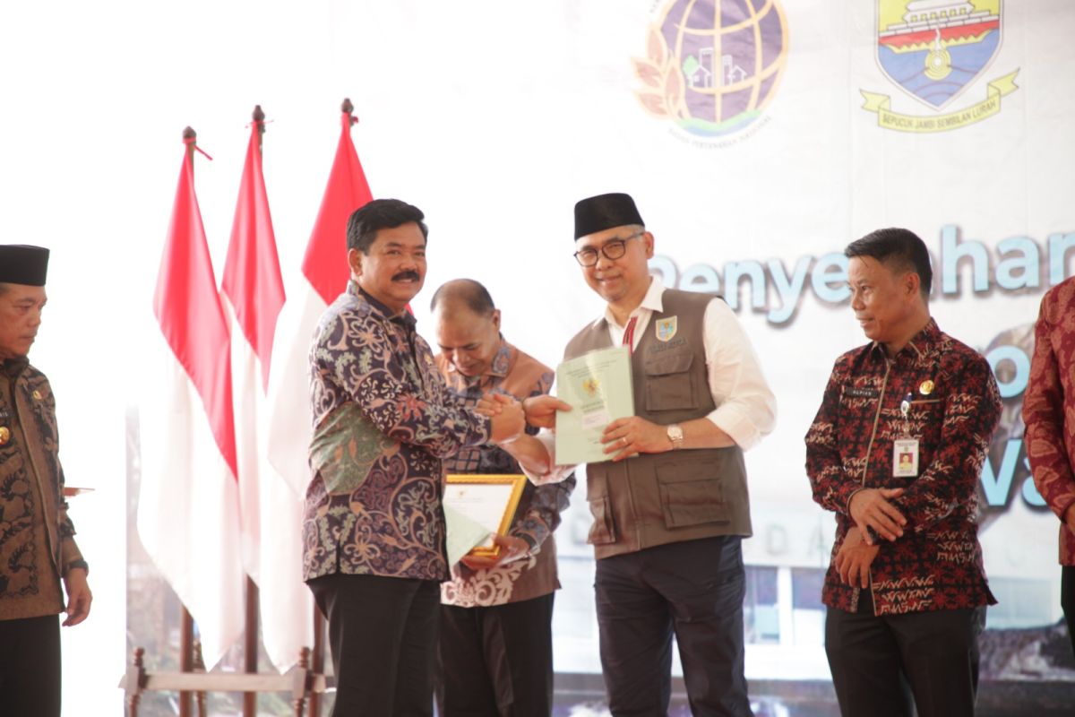 Menteri ATR/BPN serahkan sertifikat hak pakai 12 Persil Kota Jambi