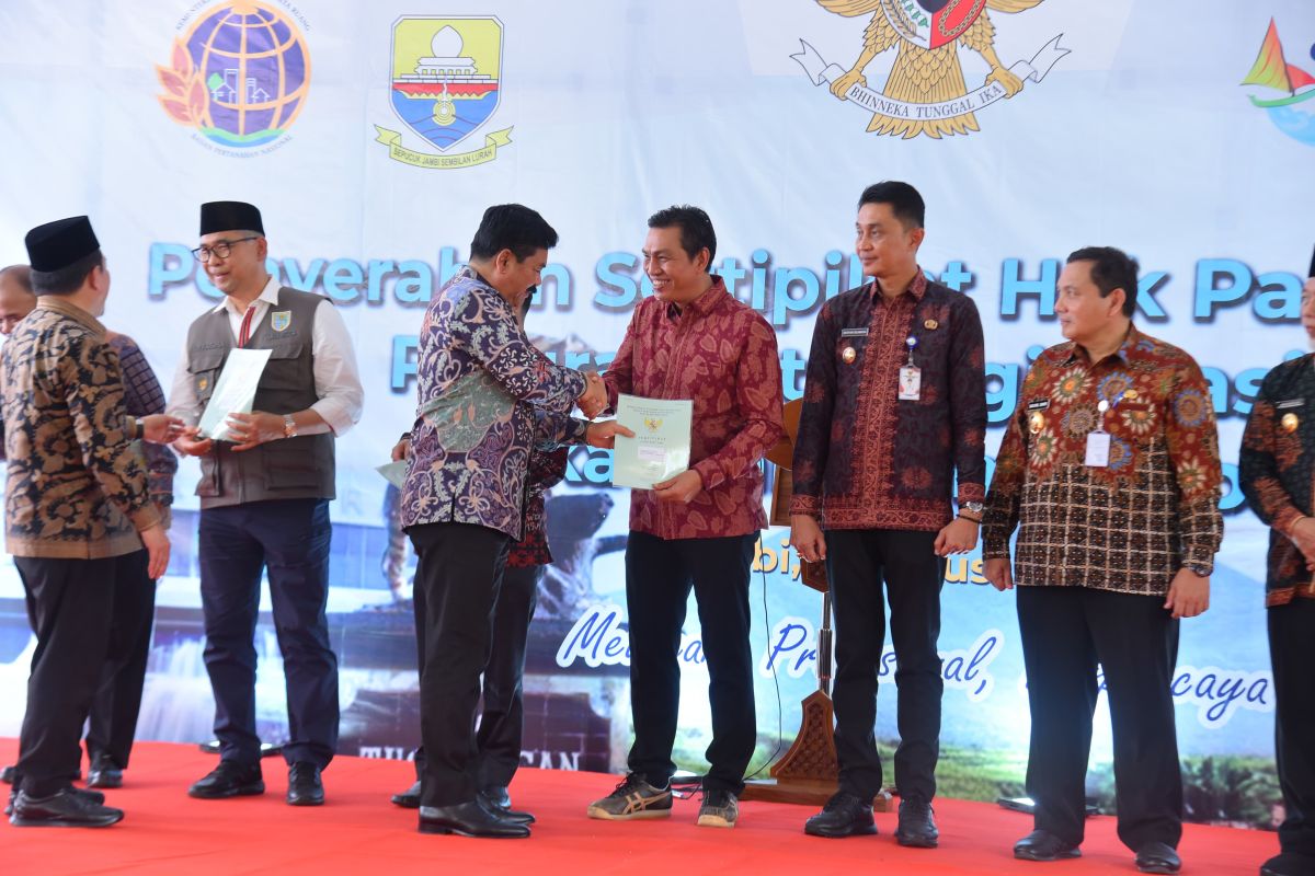 Bupati Kabupaten Batanghari terima sertifikat dari Mentri ATRBPN - ANTARA Jambi