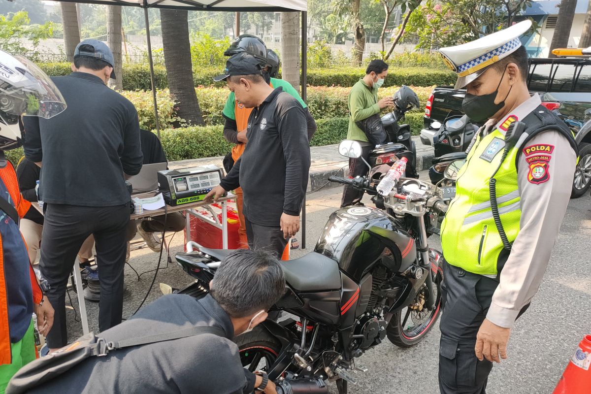 Tim gabungan Jakbar lakukan uji emisi kendaran guna tekan polusi udara