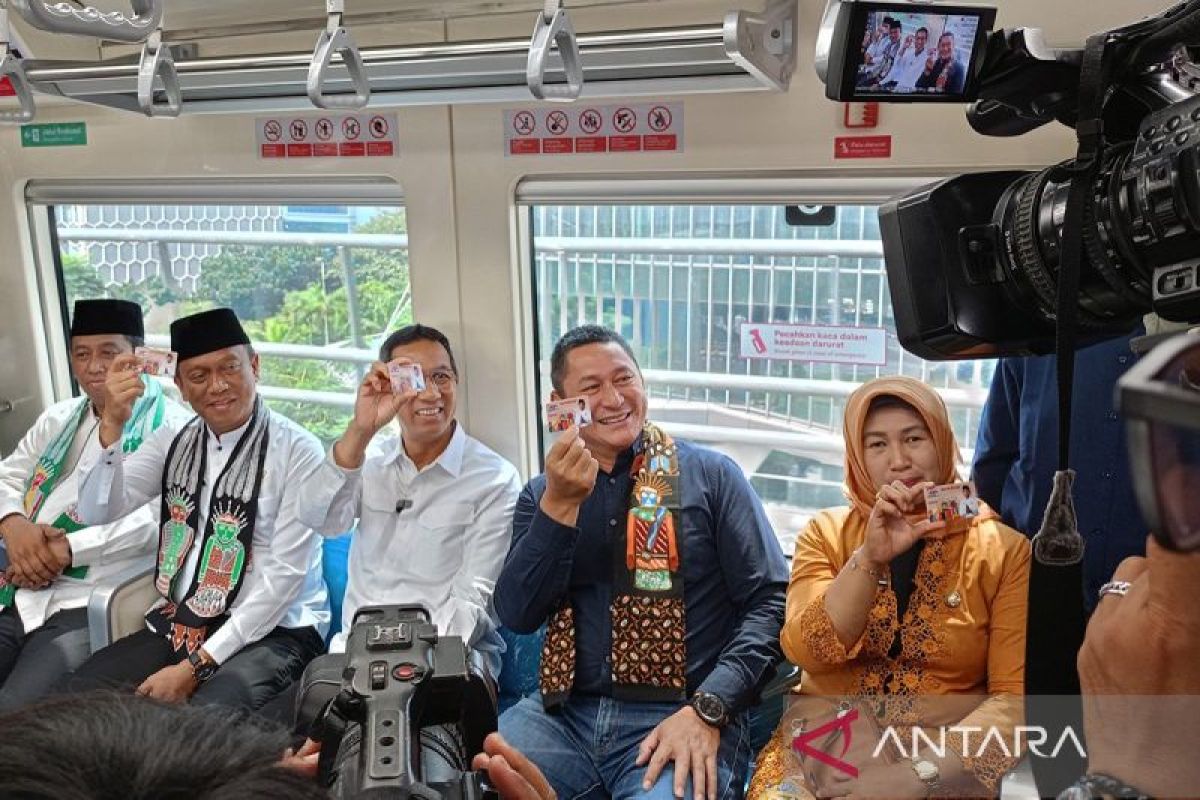 Heru ajak wali kota dan PPSU naik LRT Jabodebek