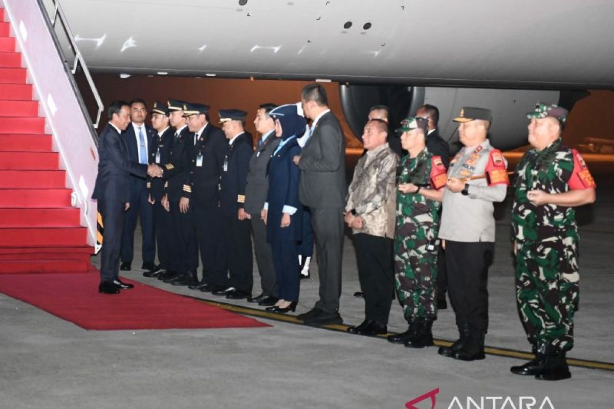Presiden jokowi tiba di Sumatera Utara setelah kunjungan dari Afrika