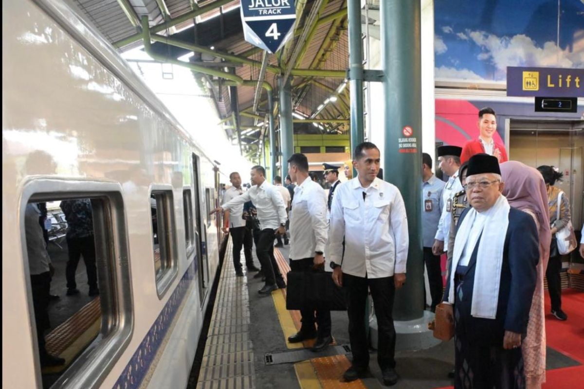 Kunjungan kerja ke Cirebon, Wapres Ma'ruf Amin naik kereta api