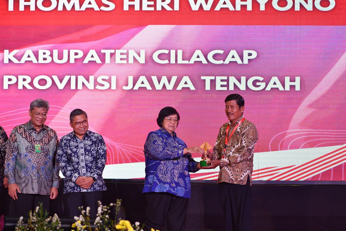 Pegiat mangrove binaan Kilang Cilacap raih dua penghargaan penyuluh kehutanan