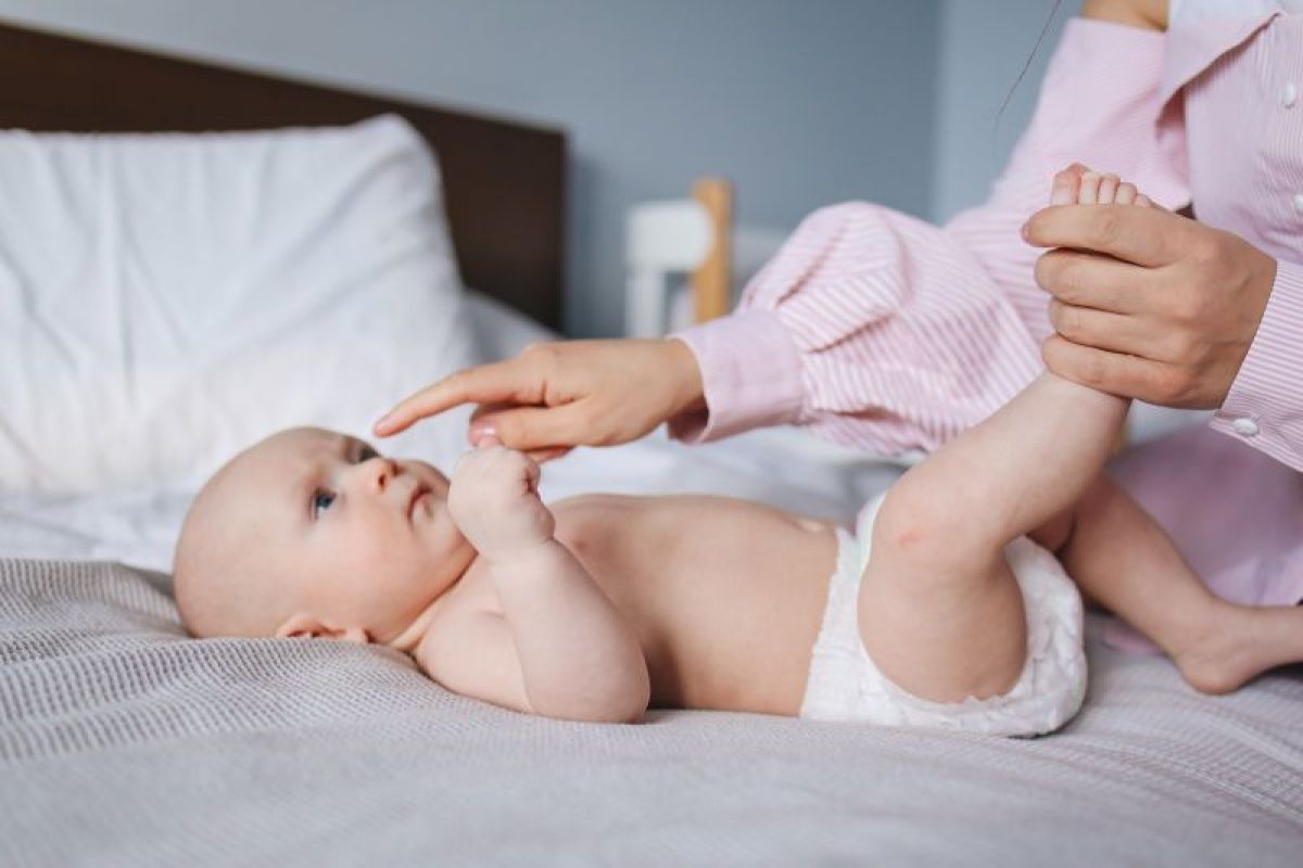 Kiat jaga kulit sensitif bayi terhindar dari ruam popok