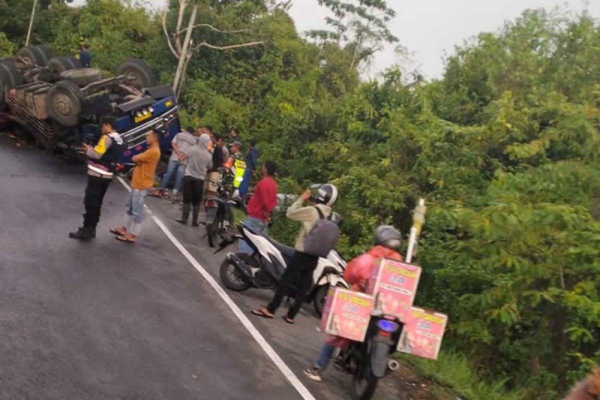 Rem blong, truk terbalik di Aceh Besar