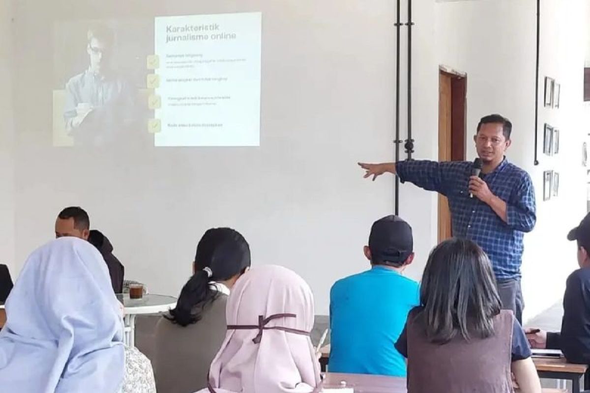 AJI Kediri edukasi jurnalistik ke lembaga kursus