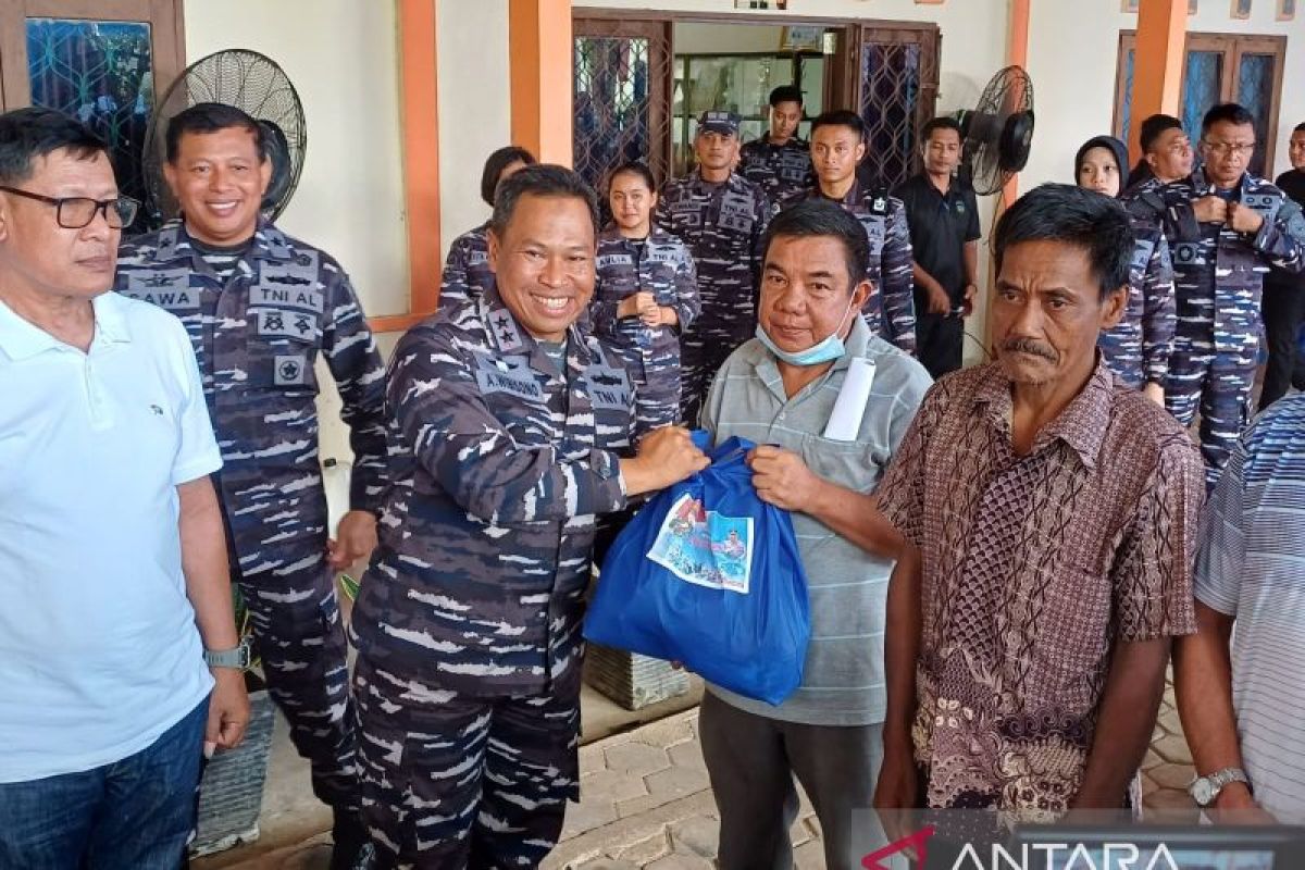 TNI-AL beri bantuan sembako dan layanan kesehatan gratis warga Kepri
