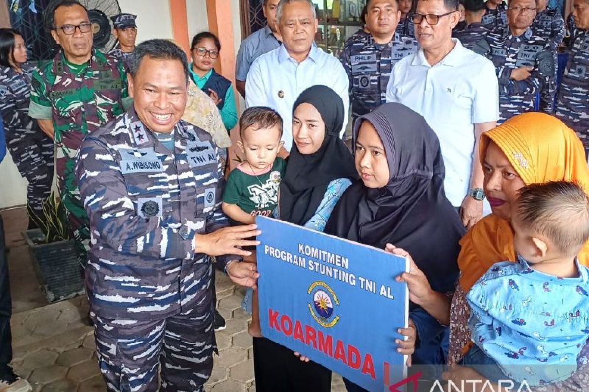 Pangkoarmada I jadi bapak asuh tiga anak stunting di Tanjungpinang