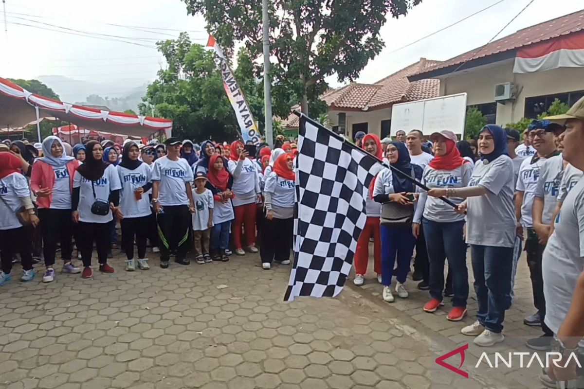 Warga Pulomerak antusias ikuti jalan santai bersama IRT