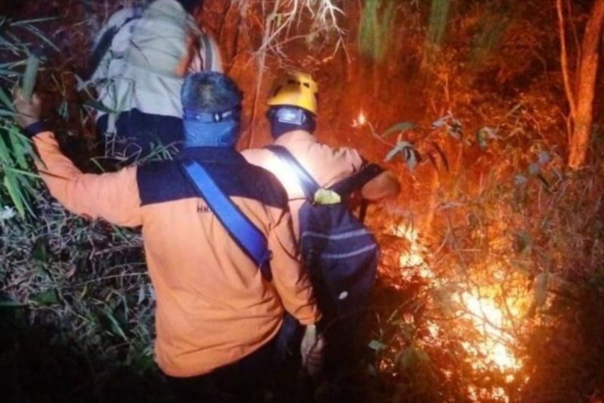 Seratusan petugas diturunkan untuk padamkan kebakaran hutan di Ciremai