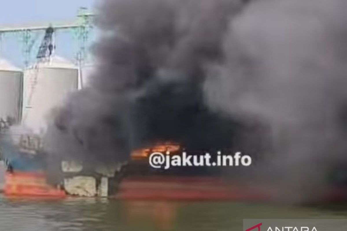 Kebakaran melanda sebuah kapal di Pelabuhan Sunda Kelapa