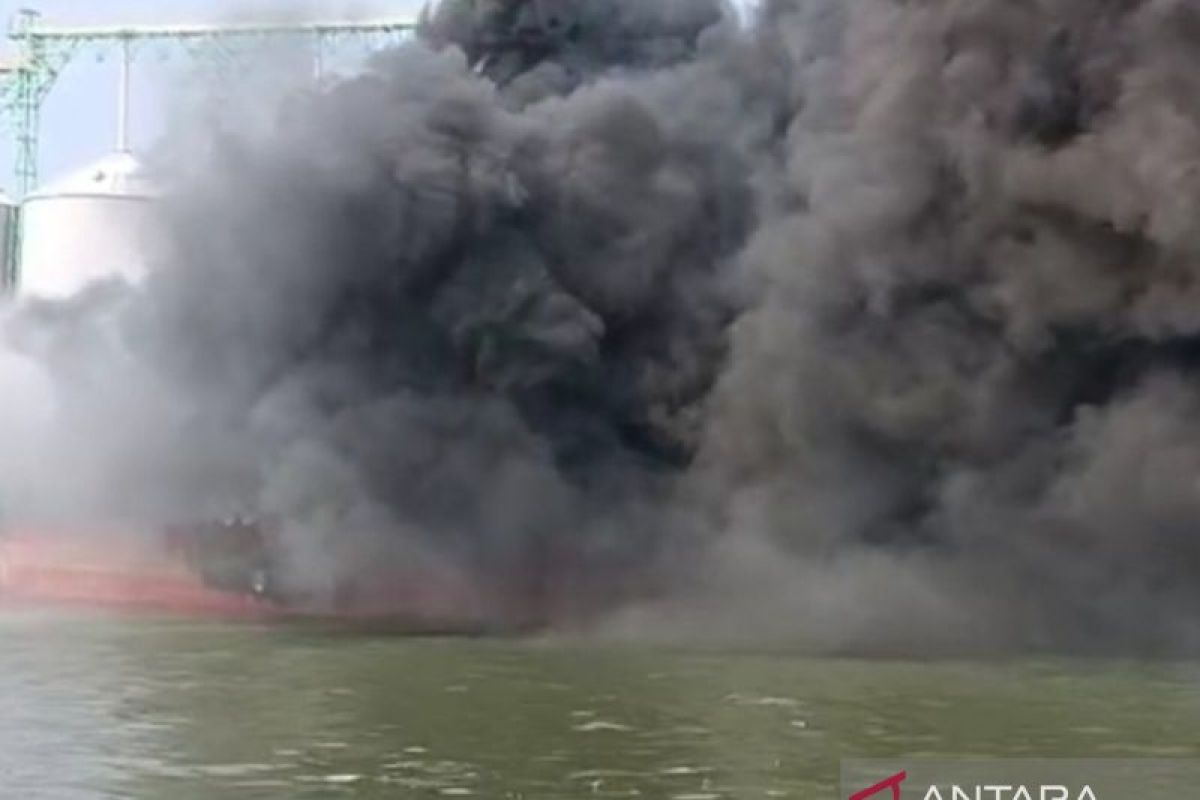 15 unit damkar dikerahkan ke kebakaran kapal di Pelabuhan Sunda Kelapa
