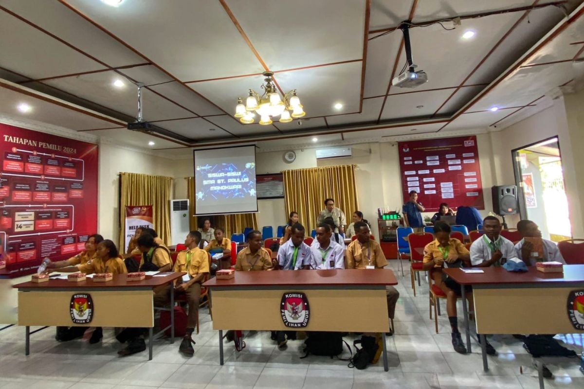 Pelajar SMA Santo Paulus kunjungi Rumah Pintar Pemilu KPU Manokwari