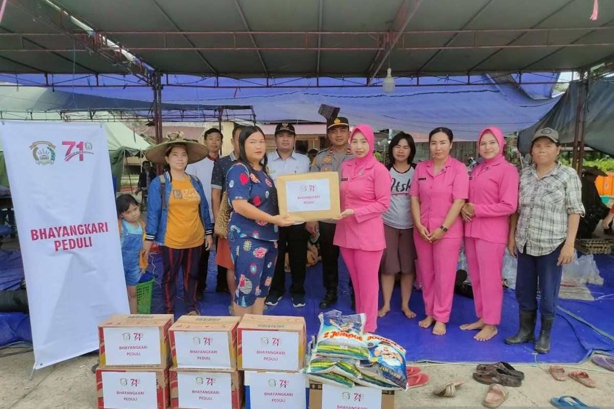 Bhayangkari Siluq Ngurai donasi makanan untuk korban kebakaran