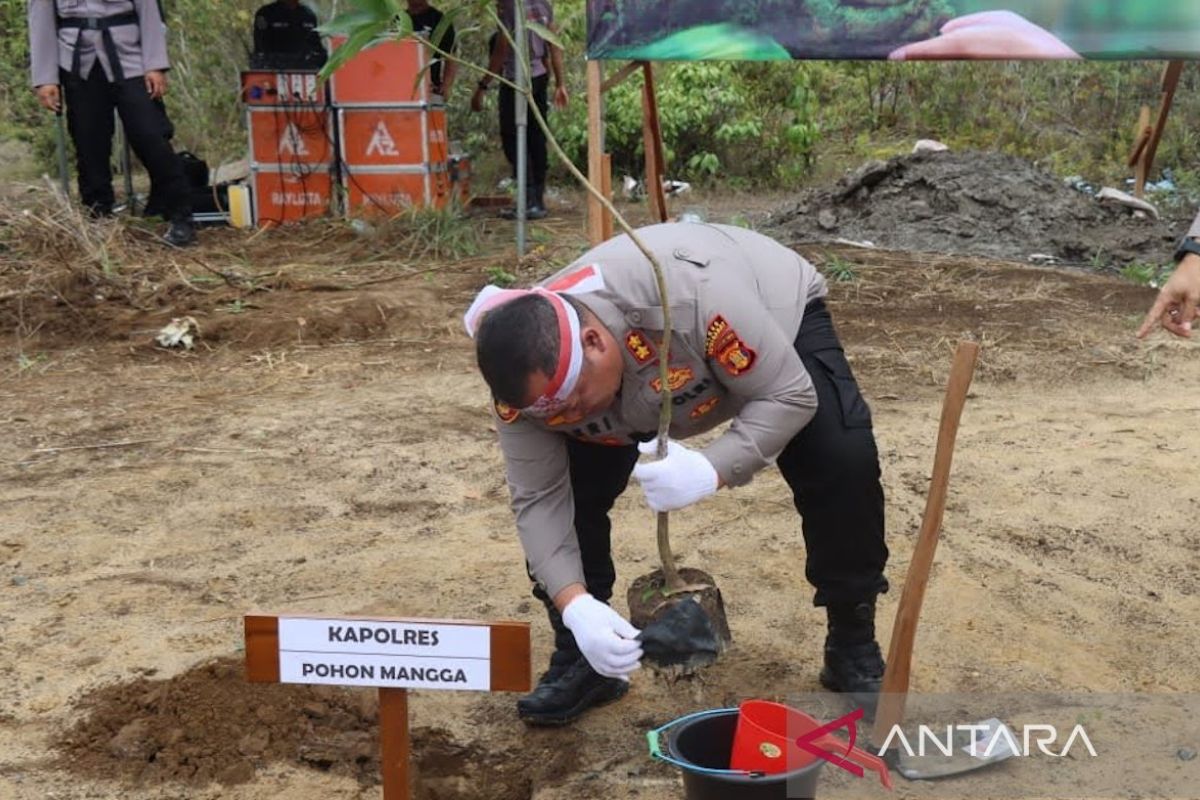 Polres -Pemkab Kutai Barat tanam 1.000 pohon  di lahan seluas 5 hektar